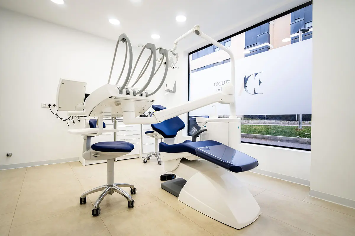 Un equipo dental completo, con el sillón y el brazo de instrumentos