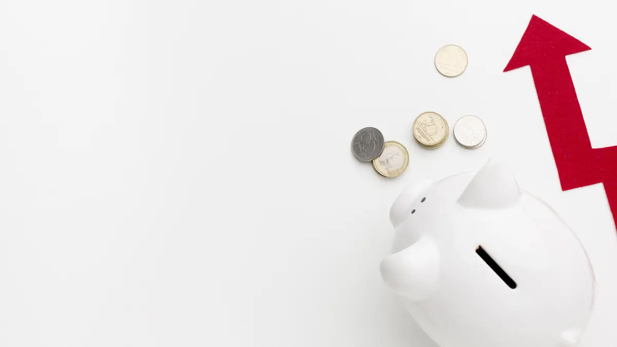 Un montón de monedas apiladas sobre un gráfico